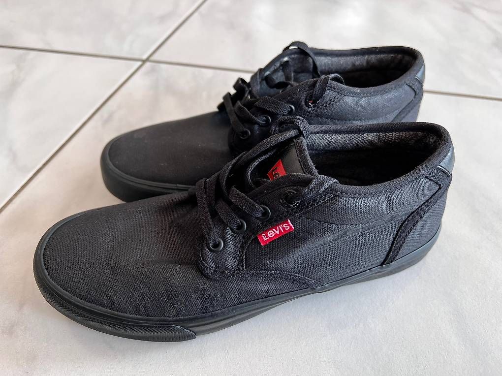 Scarpe da uomo: Levis Schuhe schwarz/grau Gr. 38 – Usato da Sarnen venduto da Sejosa15
