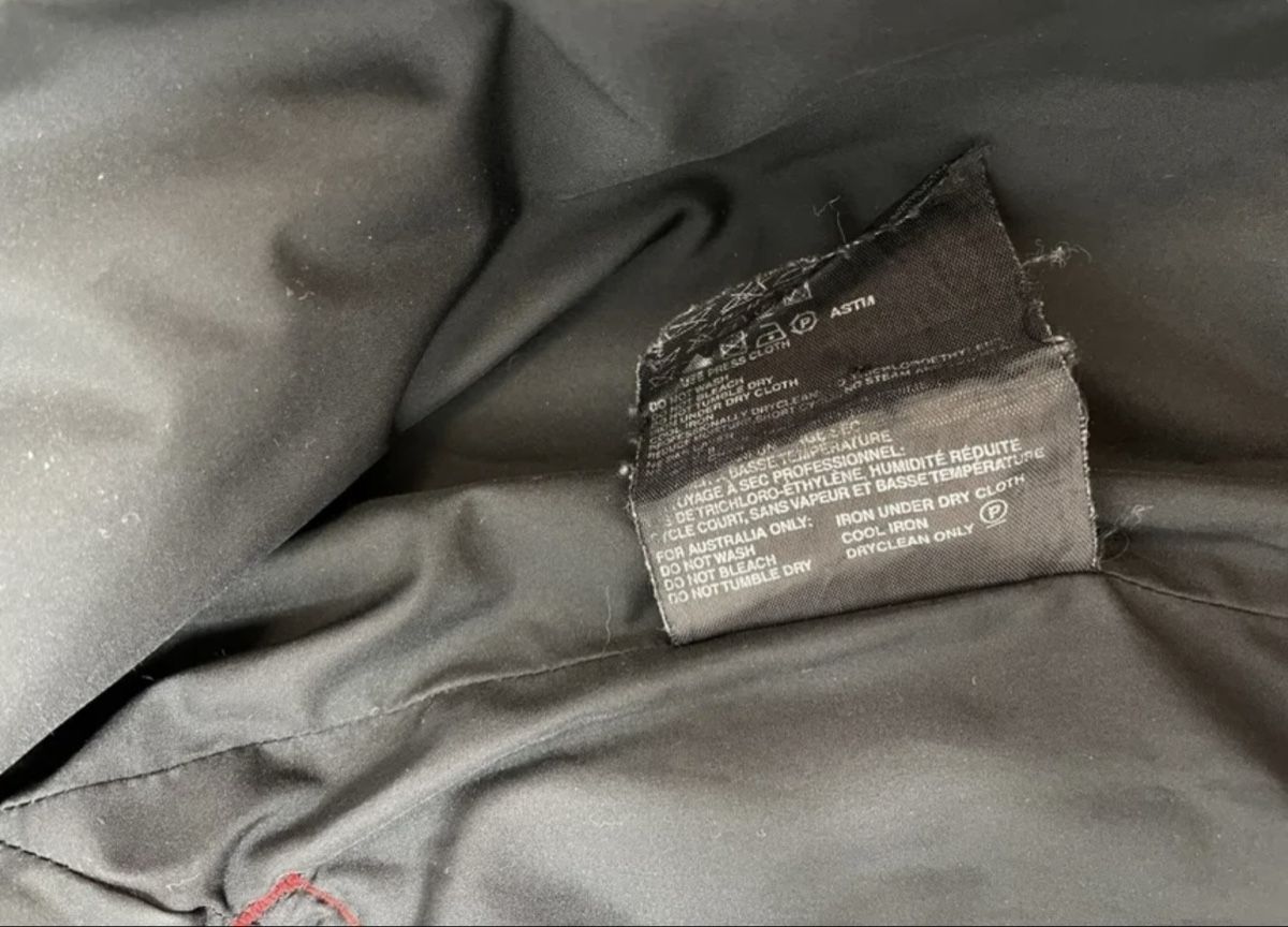 Prada Jacken: Prada Black Puffer Jacket, Size 44, Light – Gebraucht aus Rümlang von Fox_19 7