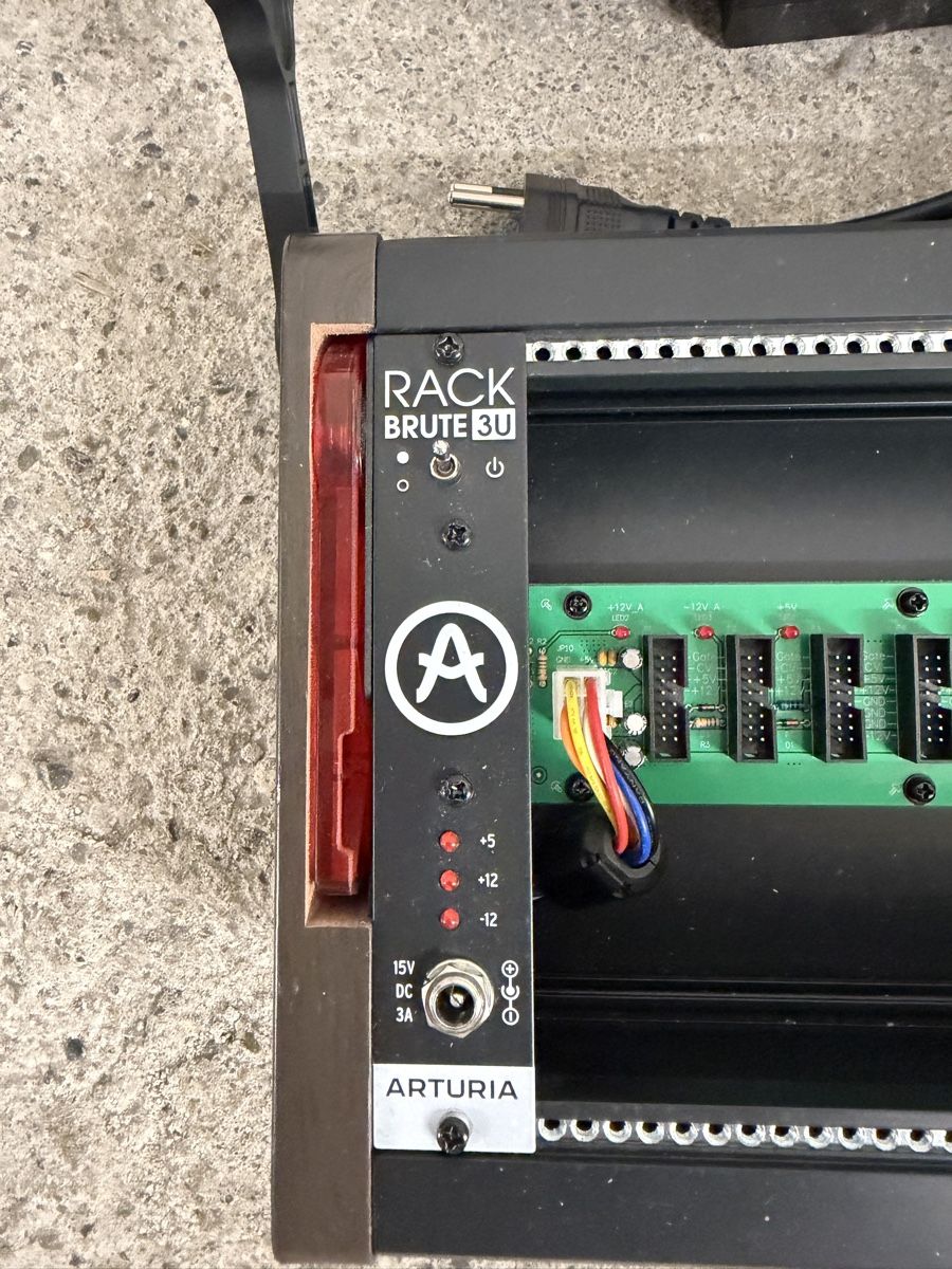 Arturia Strumenti musicali: Arturia RackBrute 3U Eurorack Case – Usato da Zürich venduto da philipp_buehler 1