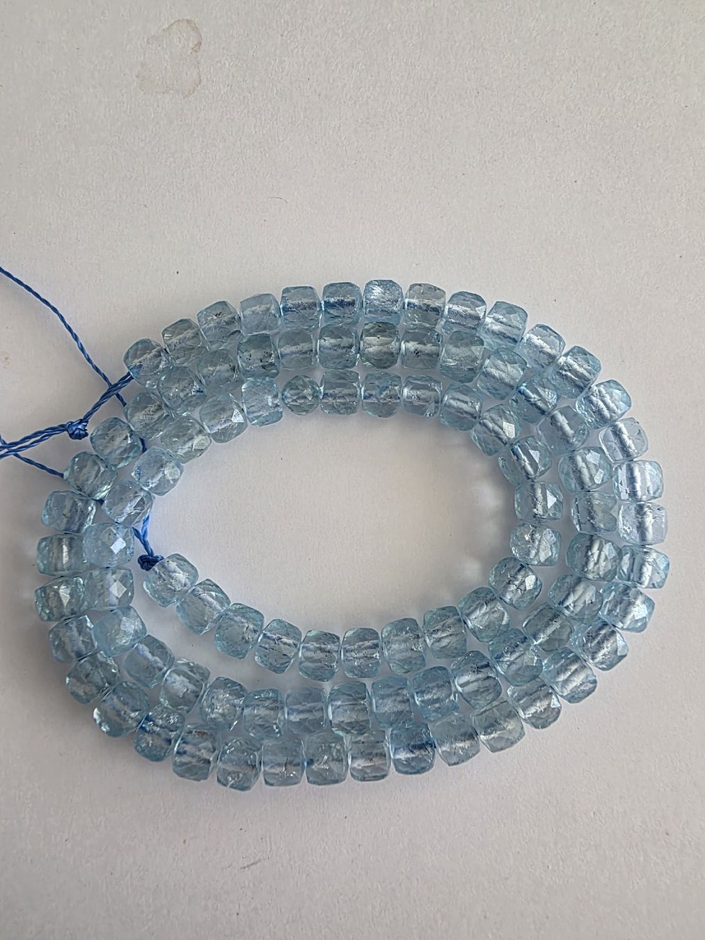 Mineralien & Heilsteine: Topas blau Würfel ca. 4mm. Strang – Neu und originalverpackt aus Menziken von Mirager