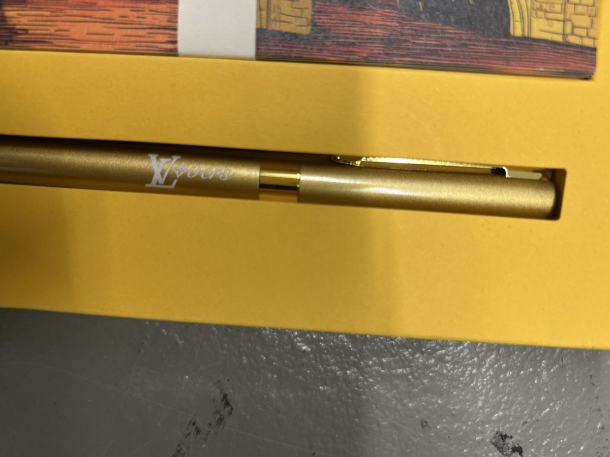 Louis Vuitton Penna & Evidenziatori: Louis Vuitton Lovers Schreib Set Stift und Postkarten – Nuovo (secondo la descrizione) da Oetwil am See venduto da ani_7x9l 4