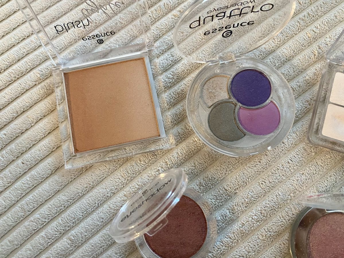 Make-up: Essence Make Up Paket Set Lidschatten Highlighter Blush Glow – Gebraucht aus Langnau am Albis von cynthia.jolene 7