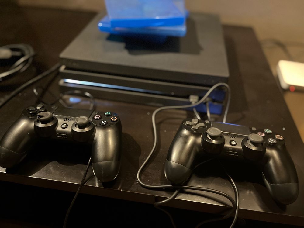 Playstation 4 Pro 1TB plus 2x dual shock. Cables & games Kaufen auf Ricardo