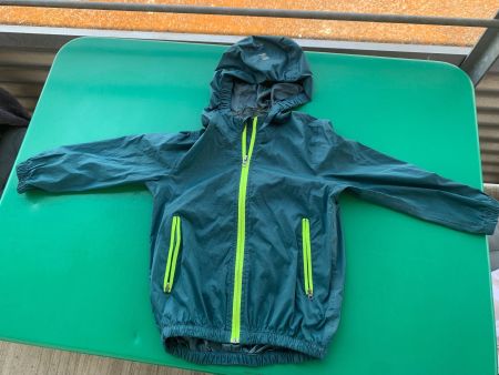 Wind- und Regenjacke, grün, Gr. 116, sehr dünn und leicht