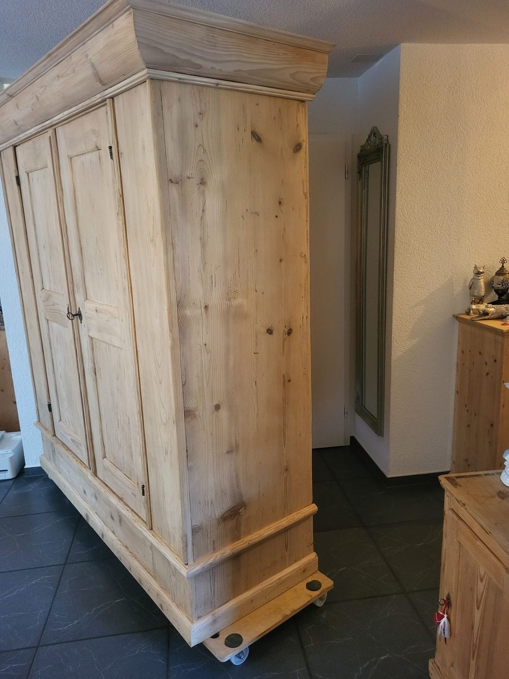 Armoires: Wunderschöner antiker Bauernschrank restauriert – D'occasion à Hofstetten SO par famburgert 6