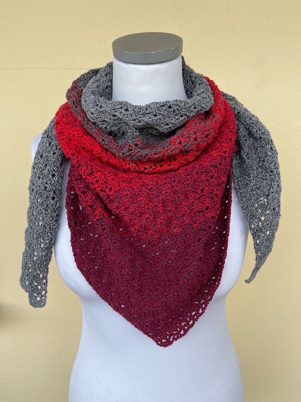 Foulard & Sciarpe: Dreieckstuch, rot/grau – Nuovo (secondo la descrizione) da Urnäsch venduto da pas_5r9c