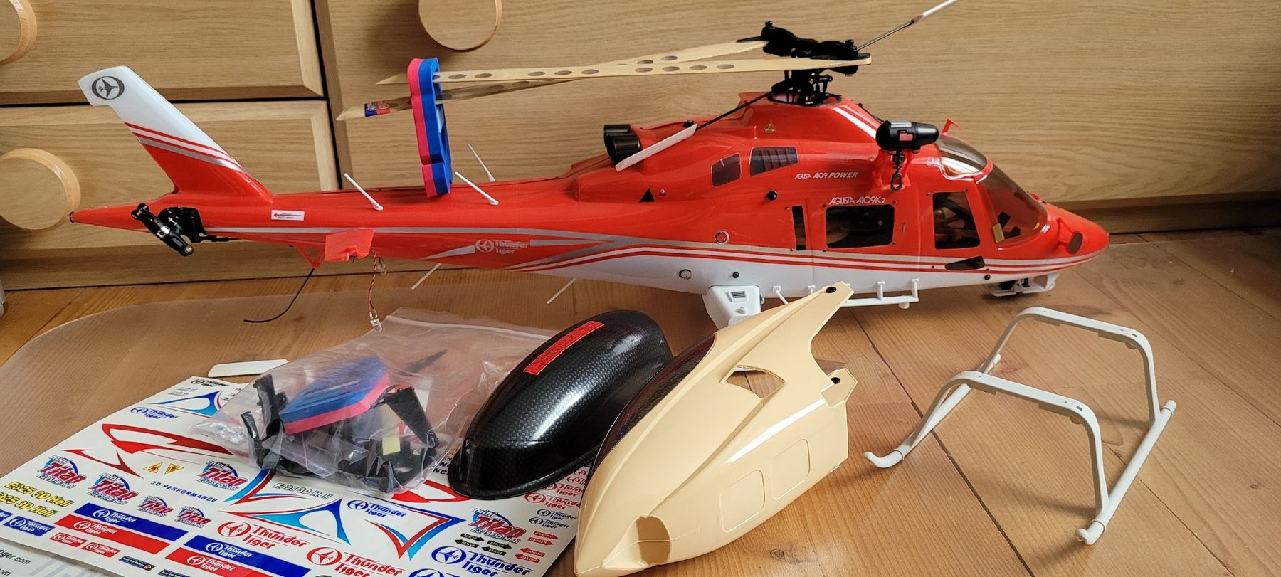 Thunder Tiger RC Kits de montage: RC Thunder Tiger MINI TITAN E325 mit Agusta A109K2 fuselage – D'occasion à Mastrils par csbeko