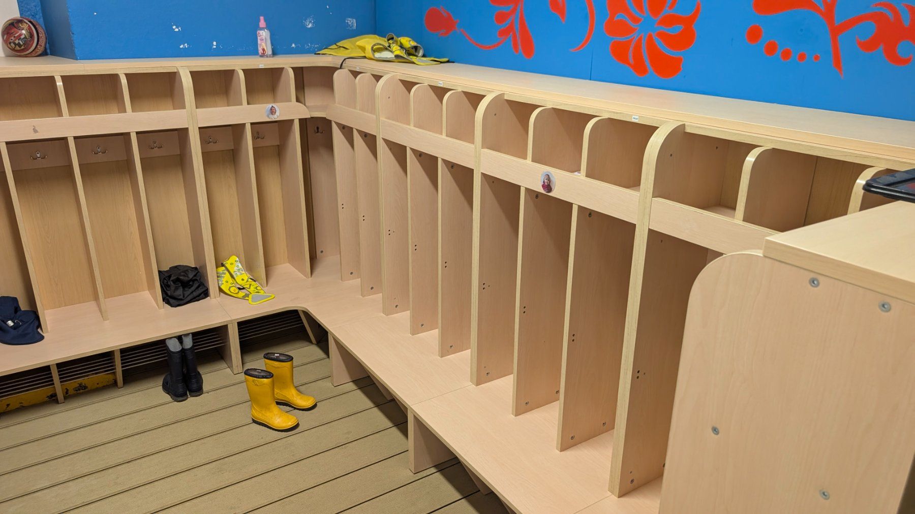 Garderobe: Garderoben von Kinderkrippe ausHolz – Gebraucht aus Kilchberg ZH von christophschmid 2
