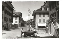Frutigen (BE) Dorfplatz mit Adlerbrunnen - BP-Tanksäule 1943