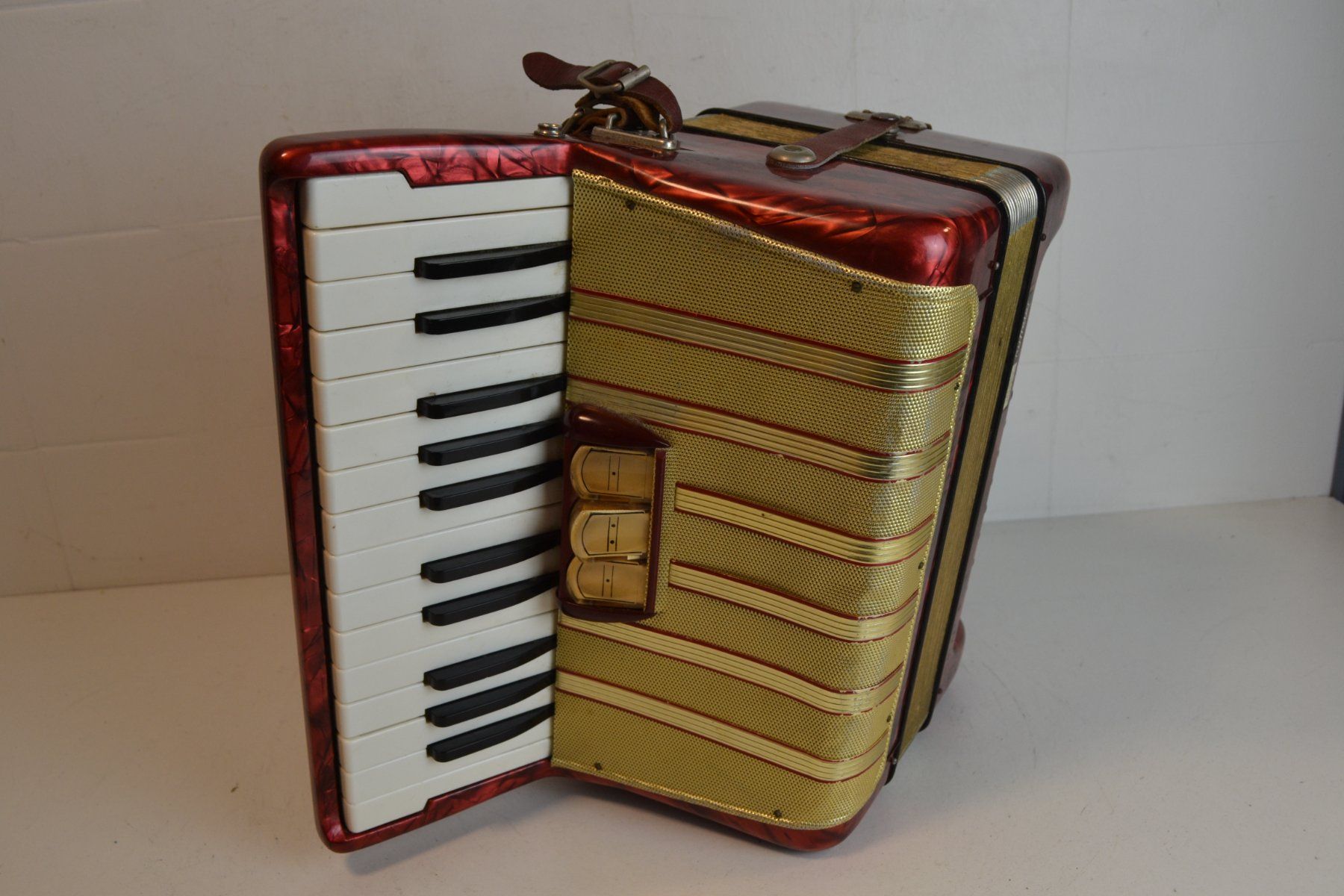 Hohner Musikinstrumente: Akkordeon chromatisch Hohner Concerto I – Gebraucht aus Zürich von Brockito 6