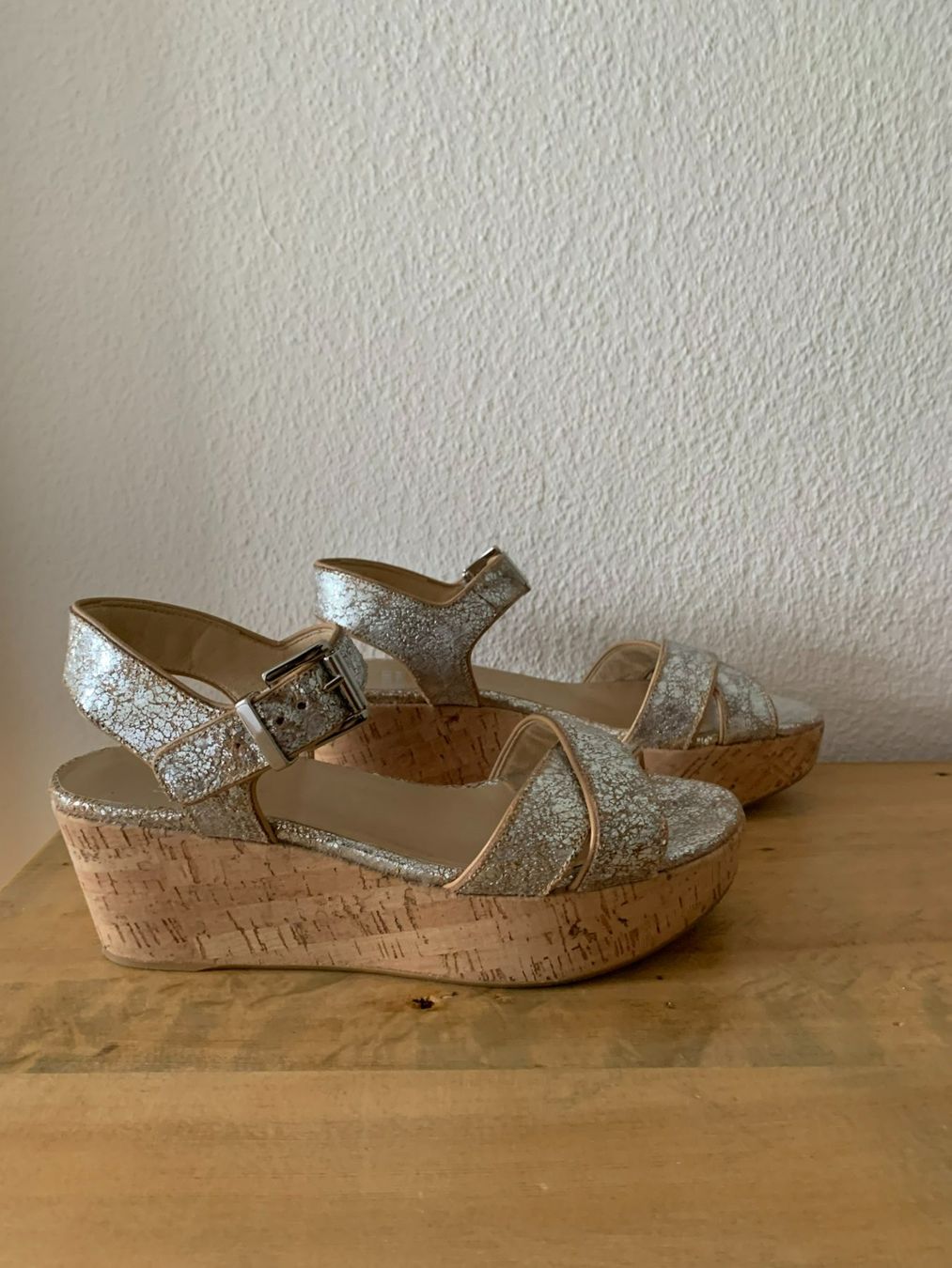 Stuart Weitzman Damenschuhe: STUART WEITZMAN: Silberfarbene Leder-Sandale, Kork-Sohle, 37 – Gebraucht aus Luzern von paulablue
