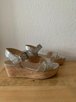 STUART WEITZMAN: Silberfarbene Leder-Sandale, Kork-Sohle, 37