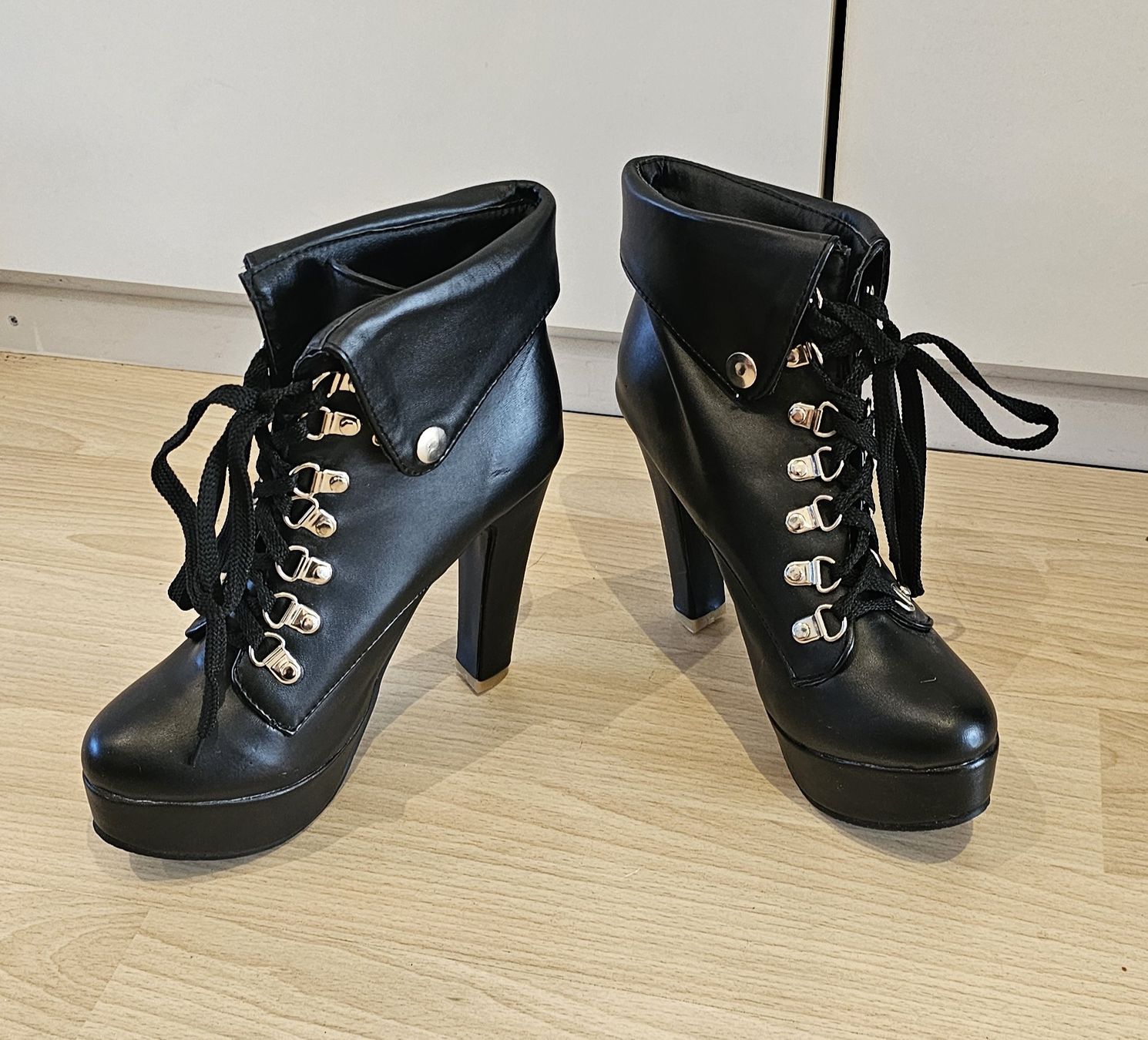 Scarpe da donna: Damen- Stiefeletten mit hohem Absatz – Nuovo (secondo la descrizione) da Fehraltorf venduto da Sumin