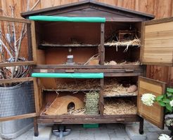 Kleintierstall mit viel Zubehör