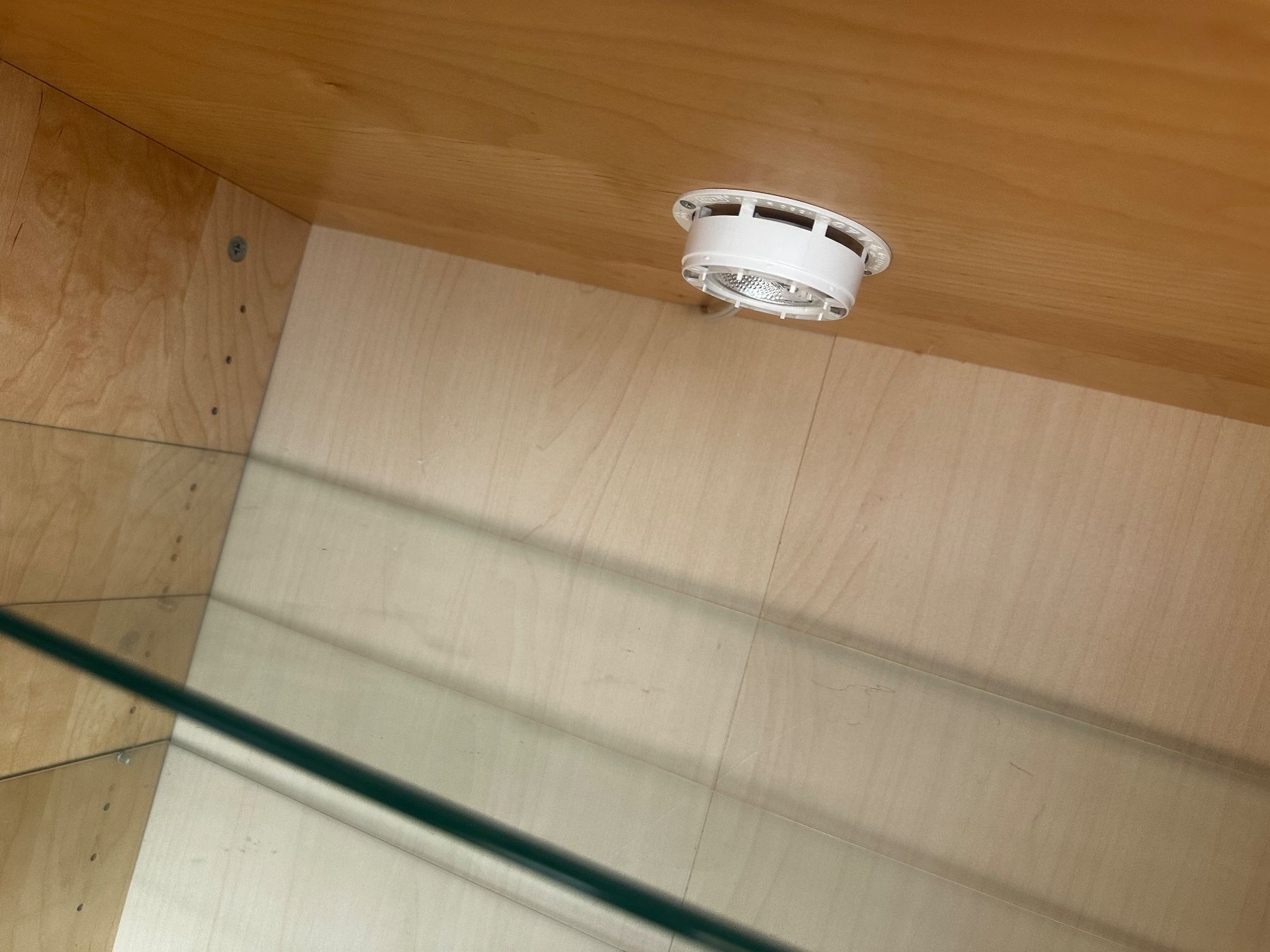 Vetrine: Vitrine hell mit Glastüren und Einlegeböden – Usato da Reinach BL venduto da akkezdet 3