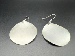 Silberfarbene Ohrhänger, Minimal-Stil