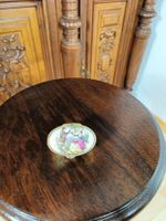 Exquisite Pillendose mit Limoges-Porzellan-Deckel