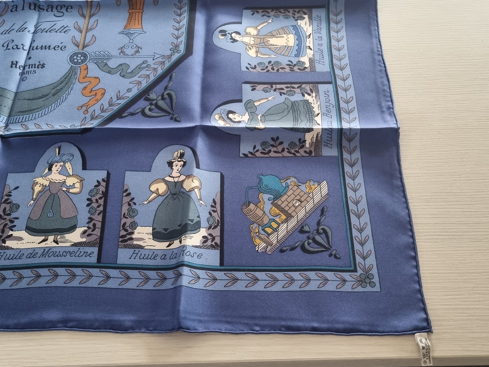 Carré De Soie HERMÈS 90x90 Cm - Neuf Dans Ses Plis, Imprimé Animal, Bleu