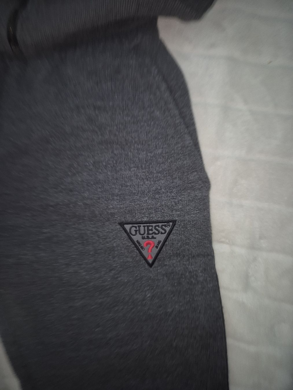 Guess Lotti di vestiti: Guess Trainingsanzug dunkelgrau mit Logo, Grösse S. – Usato da Zofingen venduto da kar_9jfg 1