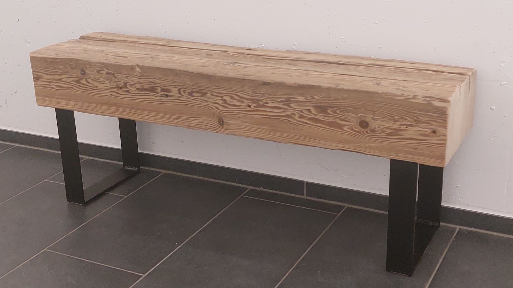 Panchine: Rustikale Sitzbank aus einem Altholzbalken – Nuovo e nell'imballaggio originale da Egnach venduto da Oldwoodstyle 1