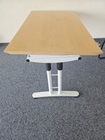 Grosser Holz Tisch mit metall Beinen