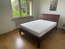 Hochwertiges Holzbett & äusserst komfortablen Matratze