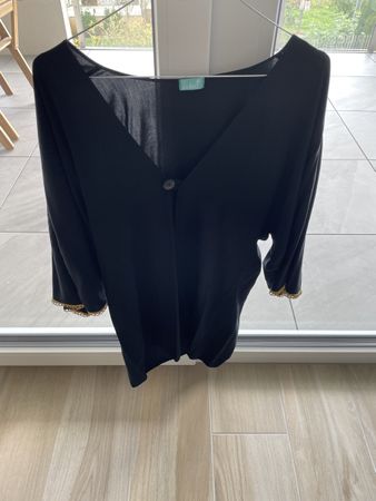 Tunique noire élégante avec détails dorés