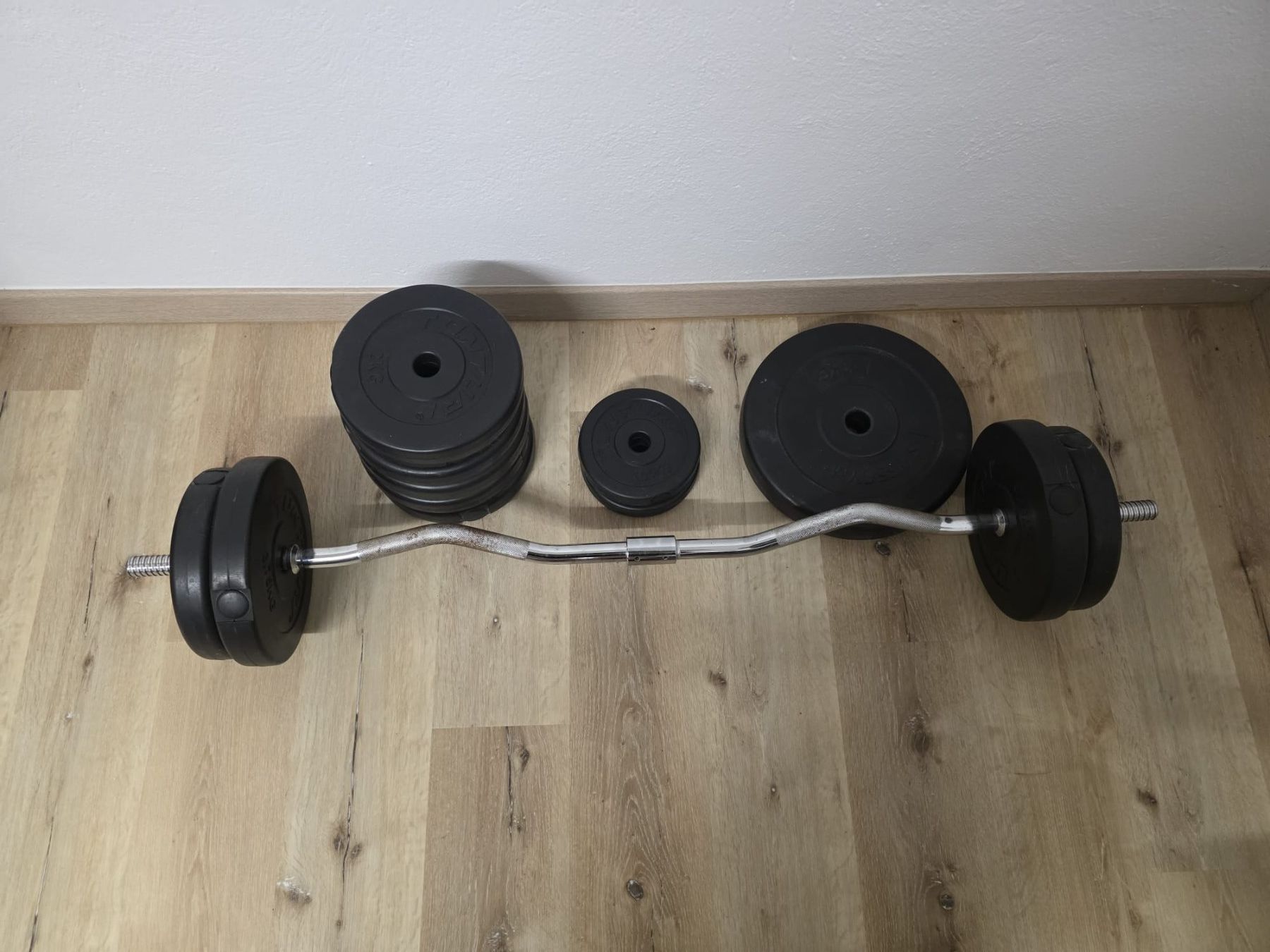 Manubri & Pesi: Curlstange mit Hantelscheiben – Usato da Otelfingen venduto da igood