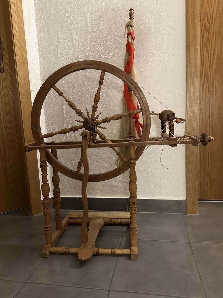 Ruote per filare: Spinnrad aus Holz – Usato da Schwyz venduto da Kolreuteria 1