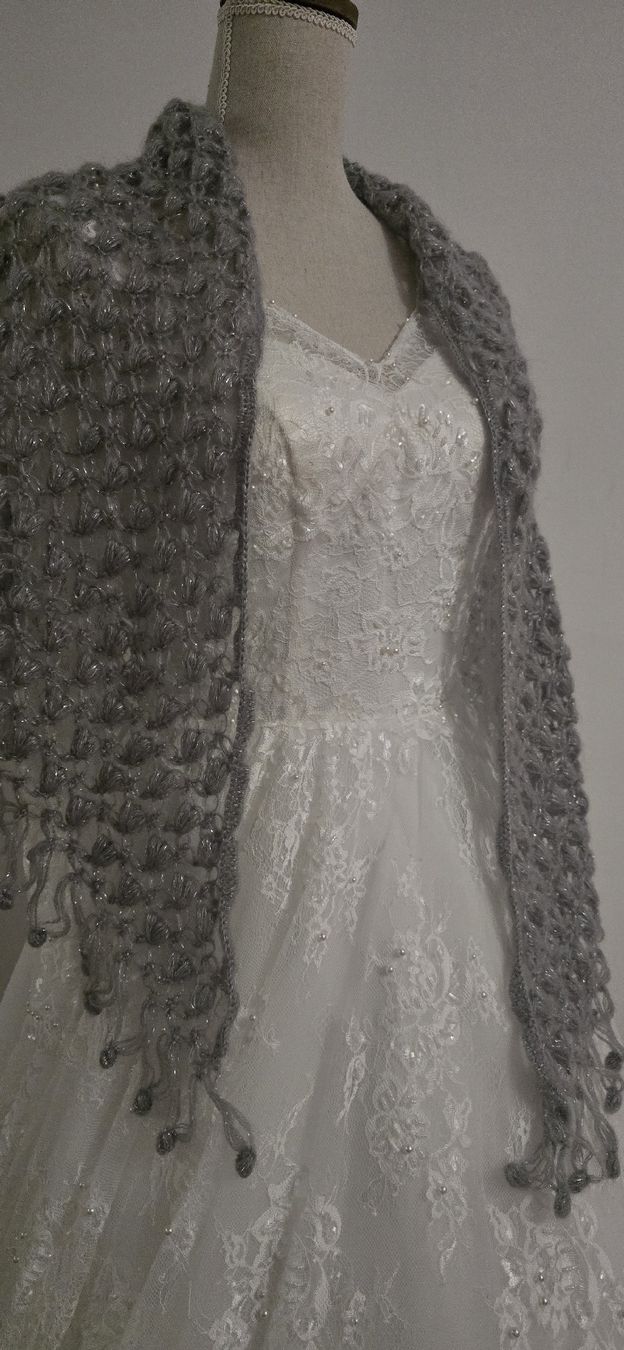 Foulard & Sciarpe: Handgestrickte gemütliche silber Schal 🩶 – Nuovo (secondo la descrizione) da Zürich venduto da Idoly_Studio. 4