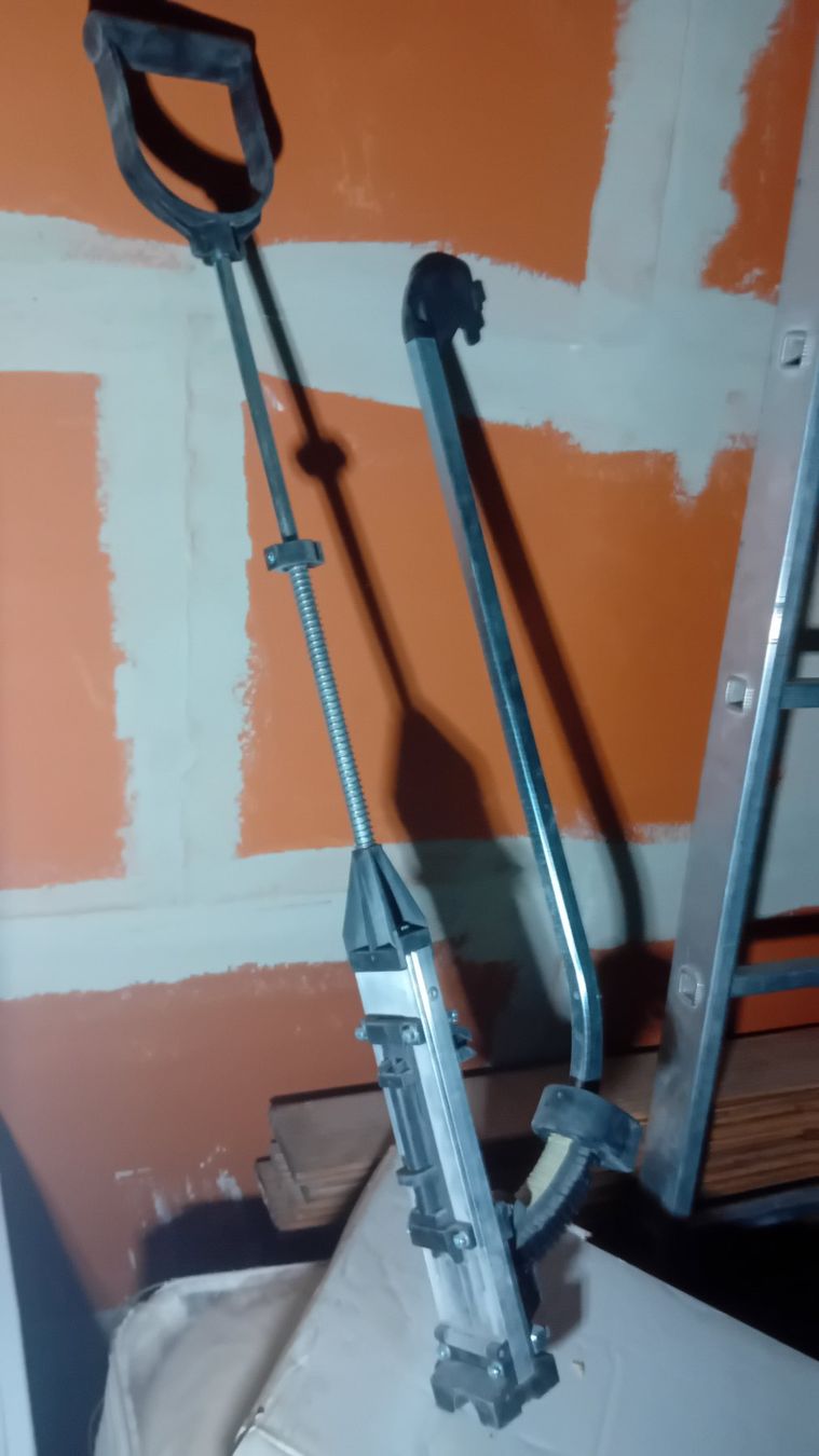 Tous les outils: Agrafeuse chauffage au sol (Tacker) + Agrafes – D'occasion à Chêne-Bourg par Jazzymice