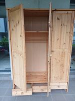 Armoire en pin massif