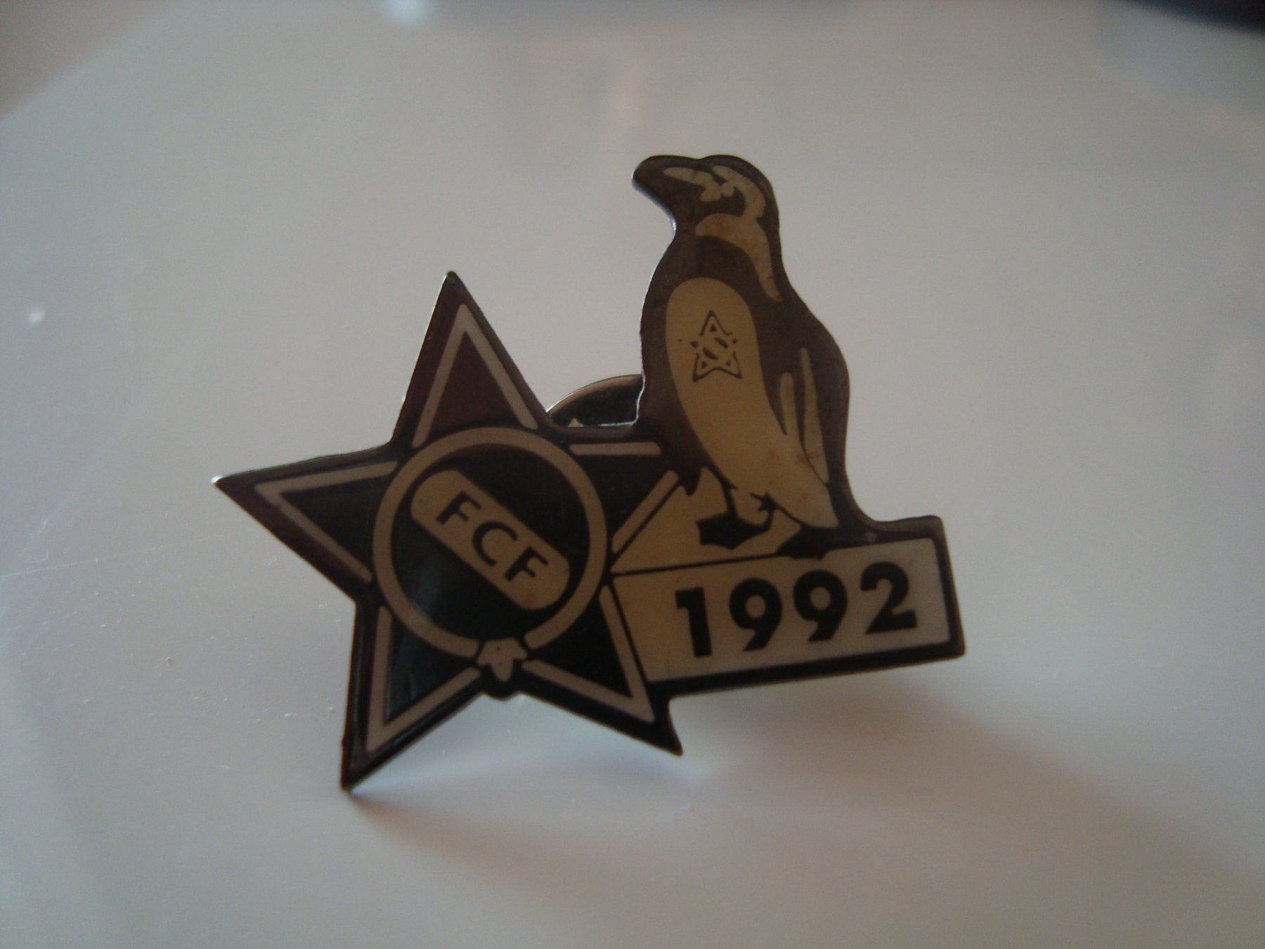 Placchette & Badge: Pin's "F.C. Fribourg" – Nuovo (secondo la descrizione) da Fribourg venduto da ruswil007