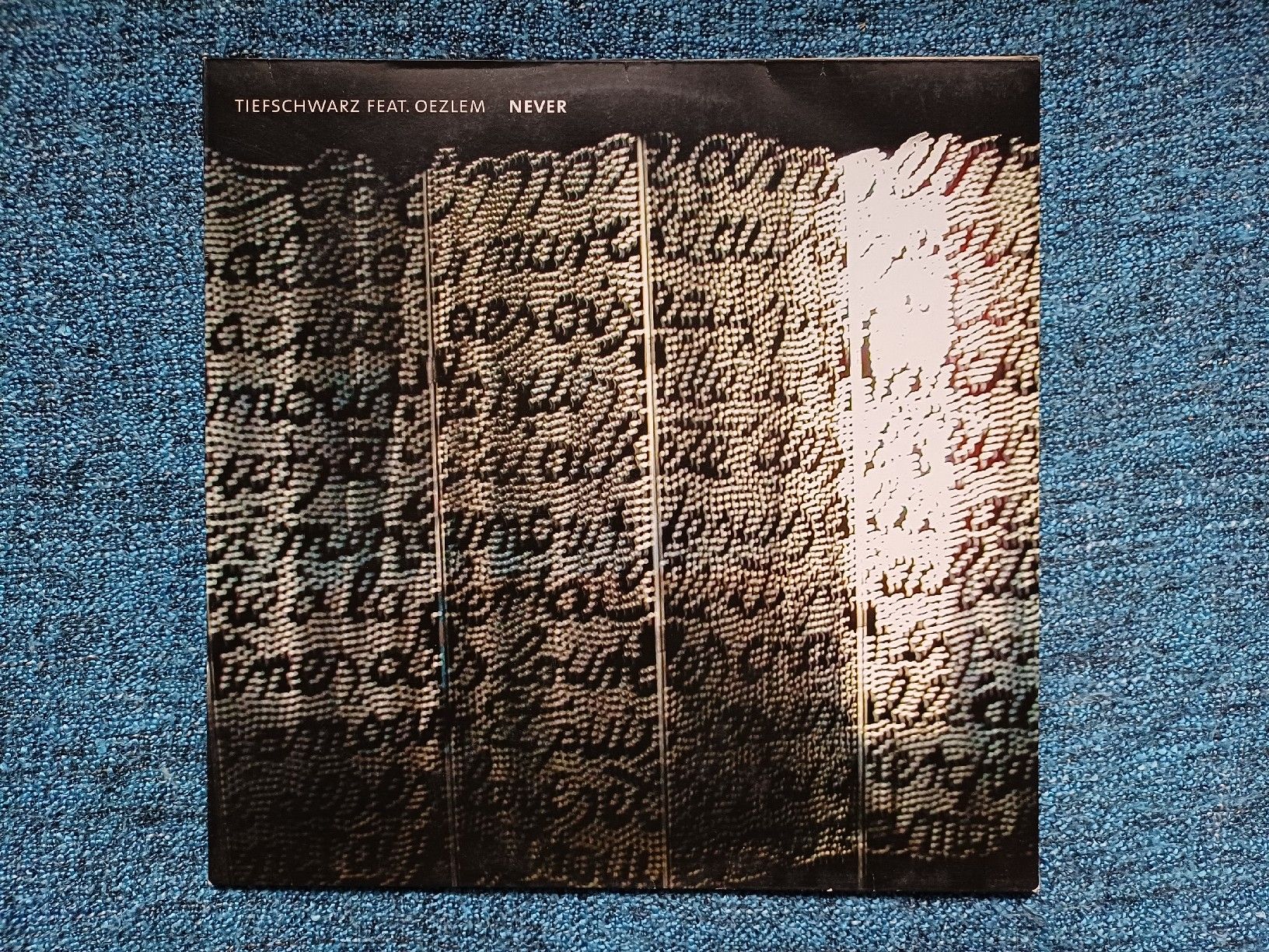 Dischi in vinile: Tiefschwarz feat. Oezlem "Never" 12" – Usato da Begnins venduto da Drastic-Sound