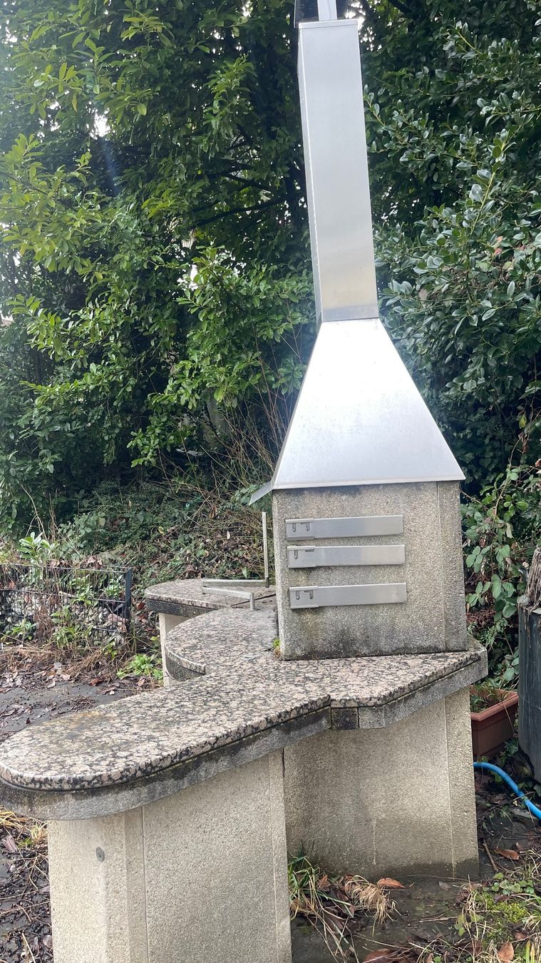 Grills: Massives Gartencheminée /Gartengrill mit Granit-Ablagefläche – Gebraucht aus Othmarsingen von ami_9f5j