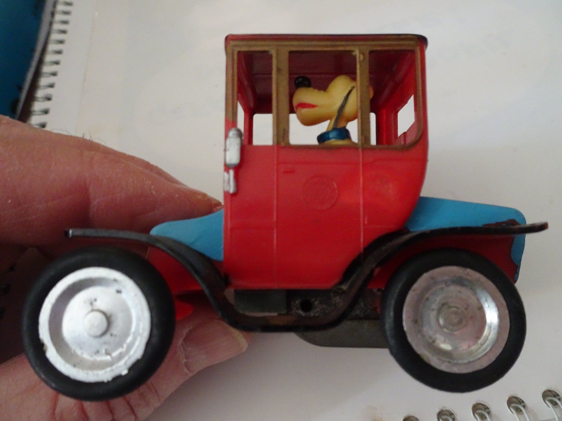 Disney Statuette: Altes Spielzeugauto mit Hundefigur Pluto - Disney – Usato da Schönenwerd venduto da schnitzunddrunter 1