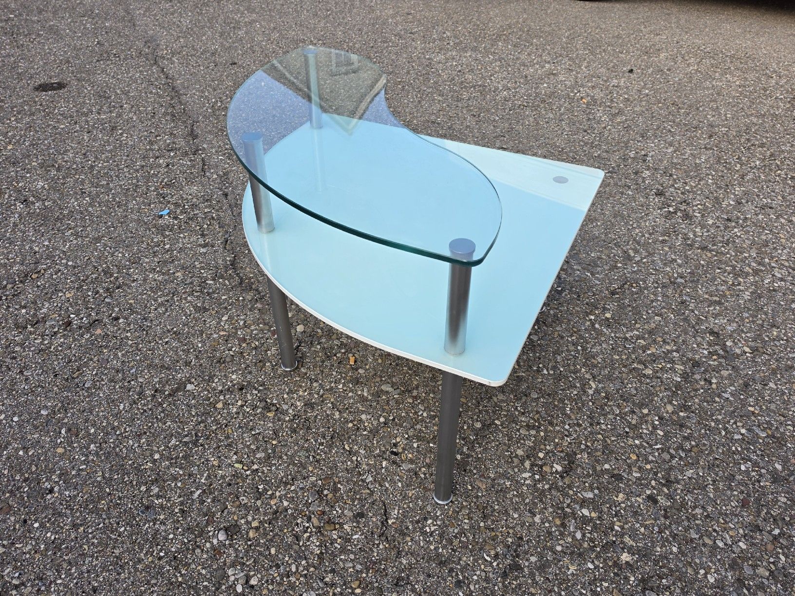 Tavoli: Tisch Glas hellblau mit Glasplatte abgerundet Metallfuss – Usato da Mettlen venduto da elios0888 4