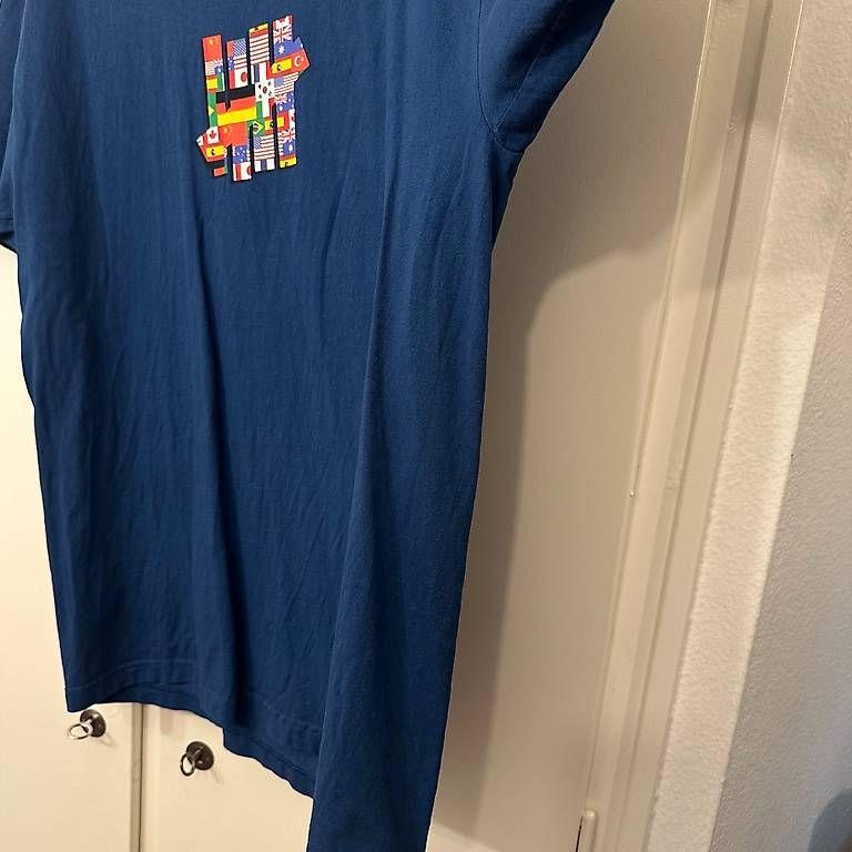 T-shirt: Undefeated UNDFTD, Flags tee T-shirt, L, Blue, authentic – Usato da Basel venduto da boysnoize 3