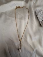 Goldfarbene Y-Kette mit funkelndem Kugelanhänger