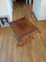 Table basse en bois avec tiroir, traces d'usure visibles