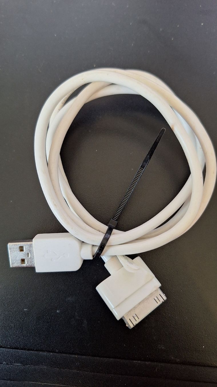Kabel: 30 pin mit USB Kabel – Gebraucht aus Steinhausen von V4ABC
