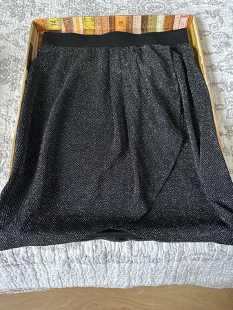 Jupe noire brillante La Halle, taille S, chic