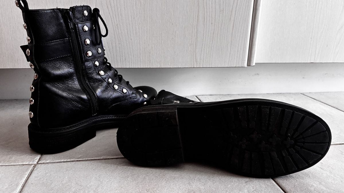 Scarpe da donna: Black studded leather boots – Usato da Zürich venduto da tha_nhm8 3