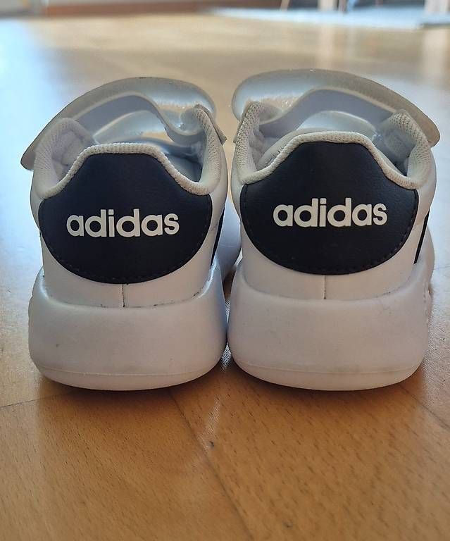 Scarpe per ragazzi: Adidas Kinderschuhe Gr. 25  – Usato da Henggart venduto da c.s.sturzenegger 1