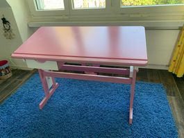 Frühling im Kinderzimmer: höhenverstellbarer Schreibtisch