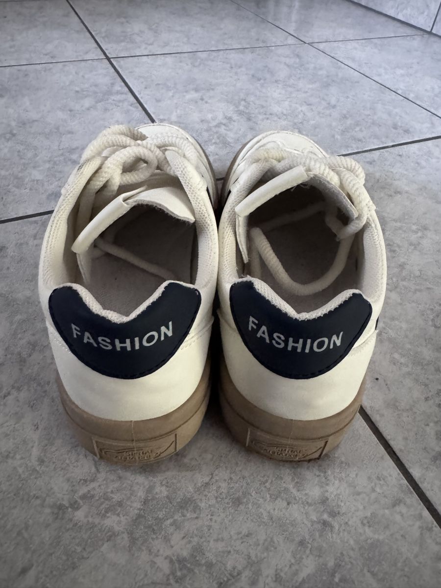 Scarpe da donna: Sneaker Damen weiss dunkelblau  – Usato da Muotathal venduto da mianyc 3