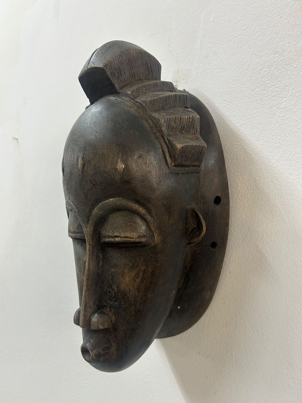 Internationale Kunst: antike traditionelle afrikanische Holz-Maske Alter unbekannt – Gebraucht aus Zürich von Levelart 1