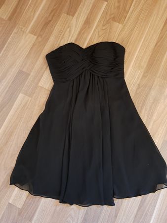 schwarzes trägerloses Kleid zu verkaufen