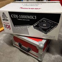 Pioneer CDJ-1000 MK3 (ist der zweite Player)
