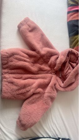 Süsse, flauschige Mädchen Jacke mit Kapuze, Grösse 92